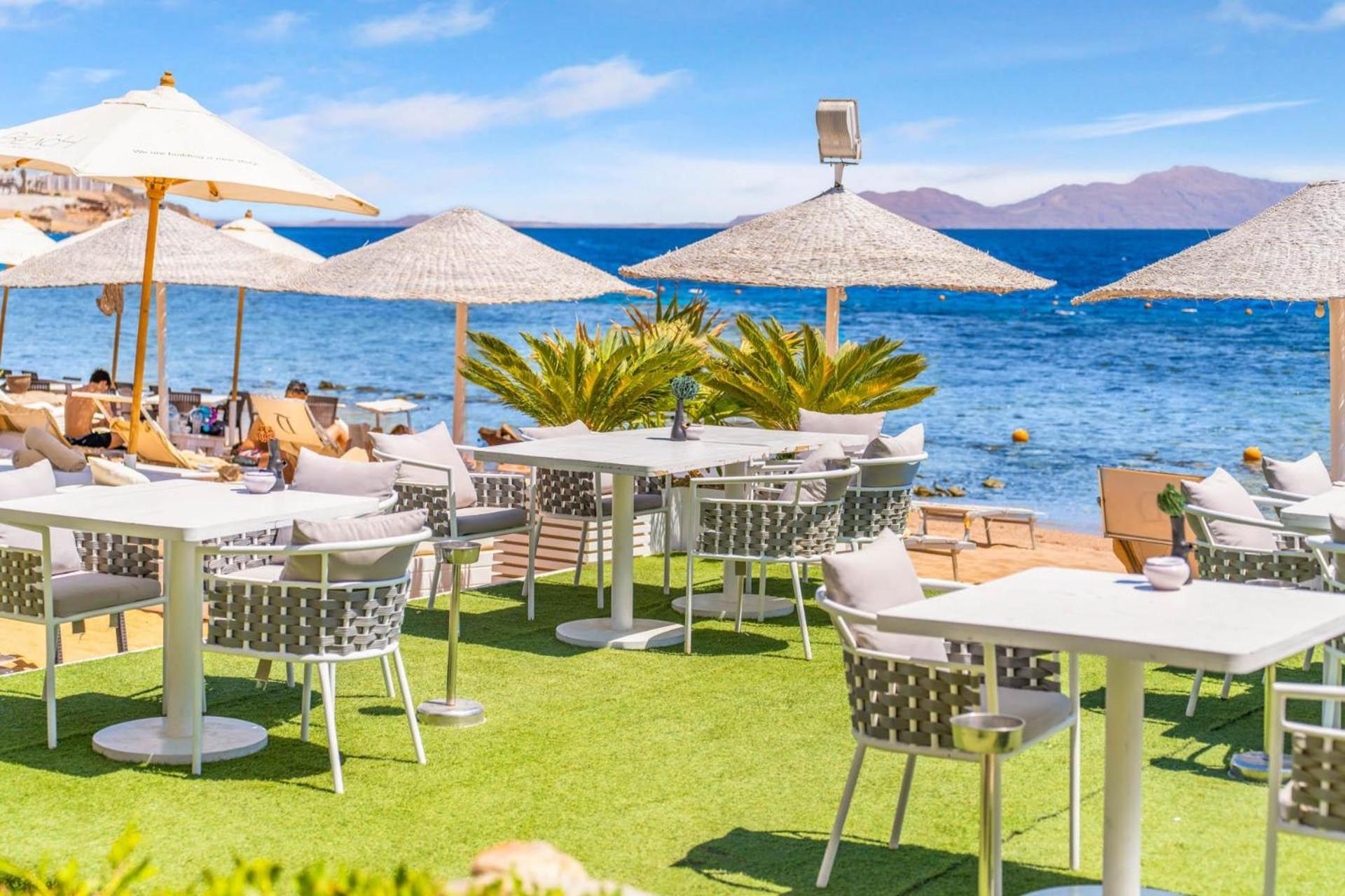 Domina coral bay resort&spa sharm el sheikh Exterior foto Artificial grass at a beach bar
