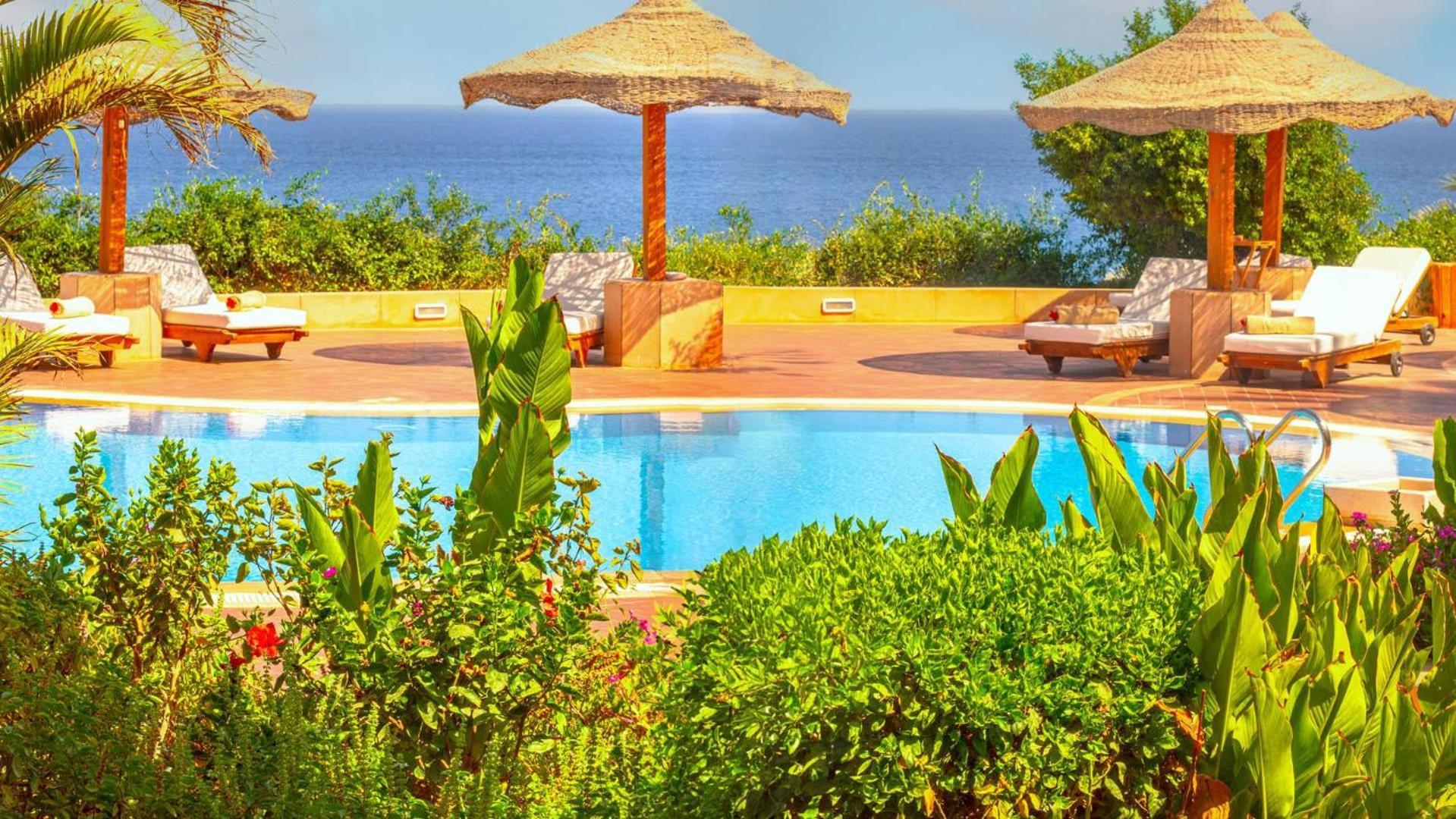 Domina coral bay resort&spa sharm el sheikh Exterior foto A pool at a resort
