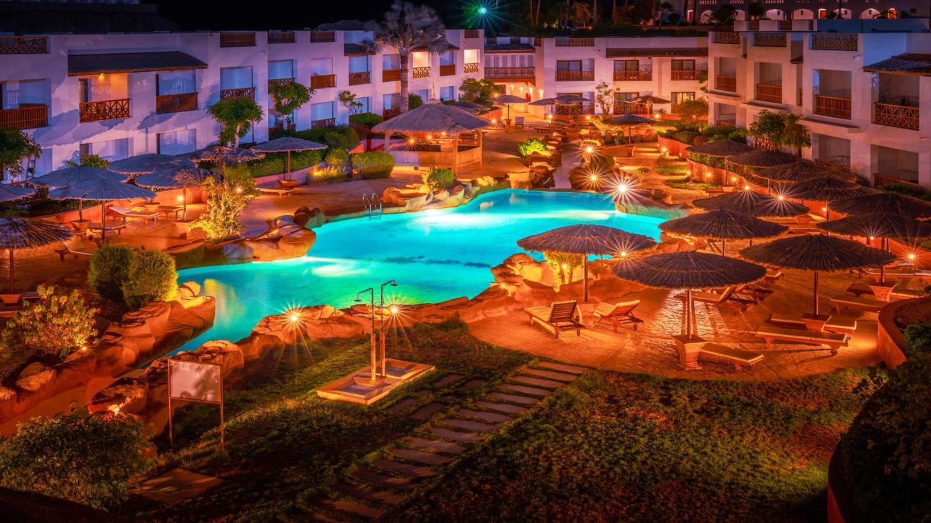 Domina coral bay resort&spa sharm el sheikh Exterior foto The resort at night