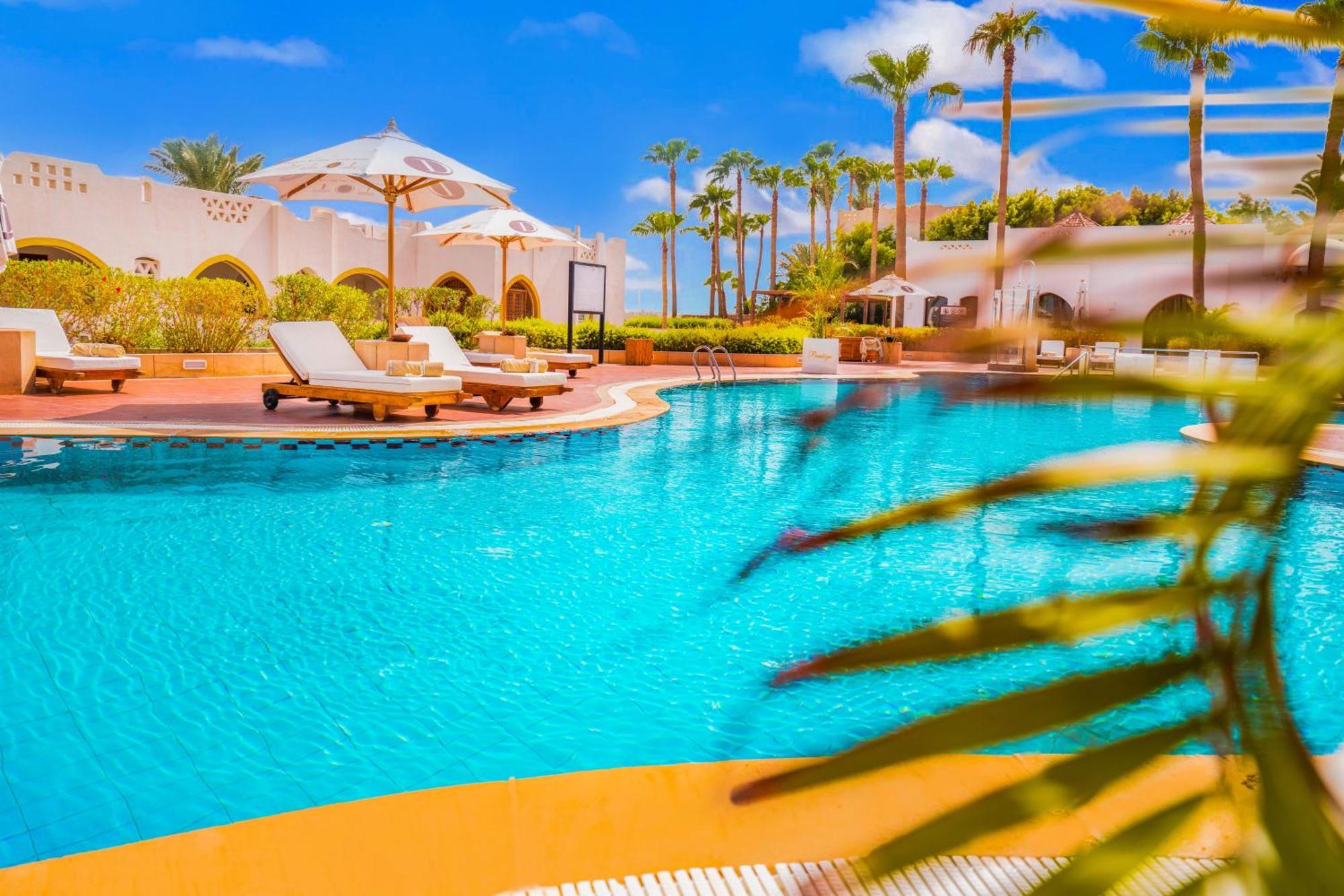 Domina coral bay resort&spa sharm el sheikh Exterior foto The swimming pool at the resort